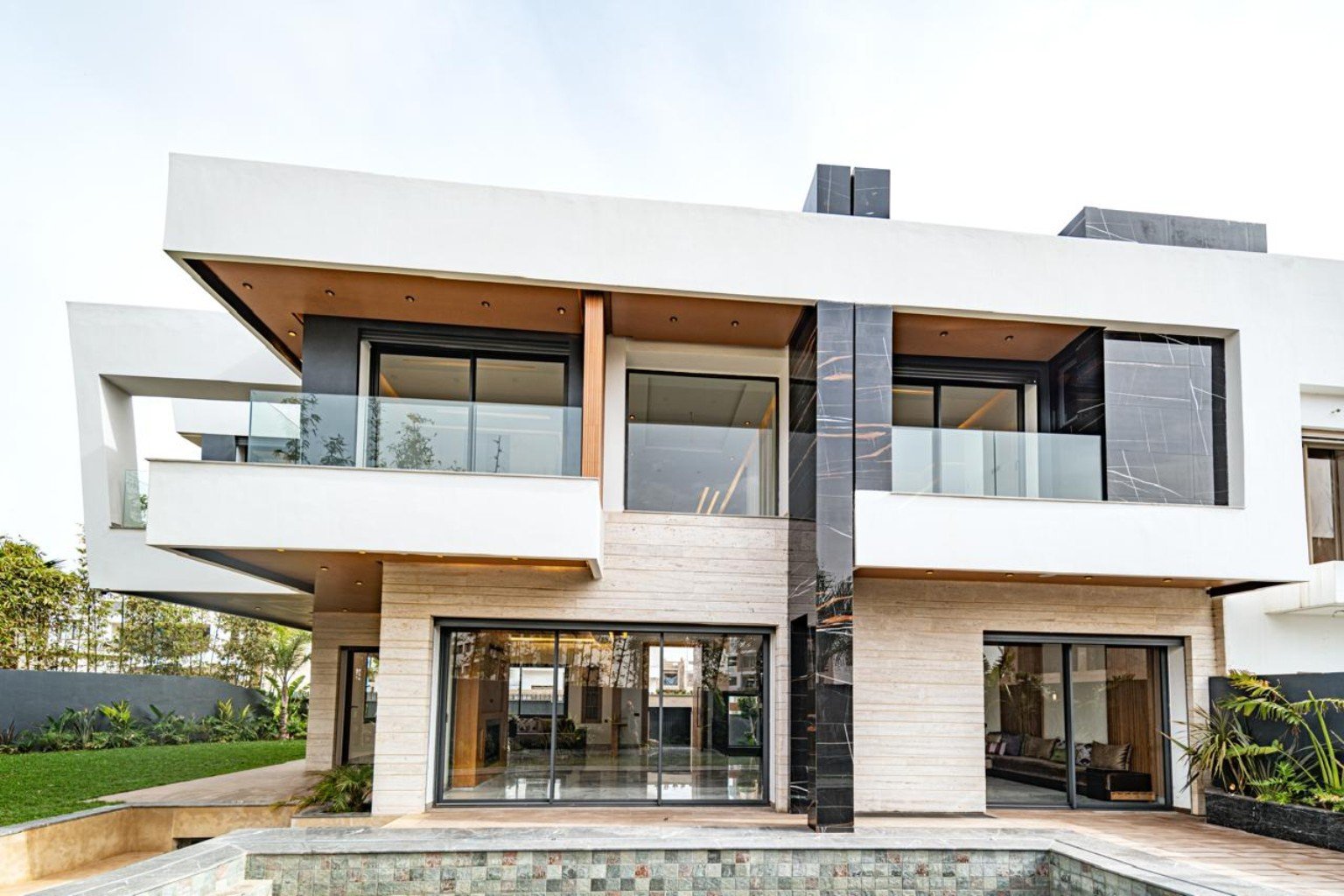 Façade côté jardin et grandes baies vitrées — Almaz