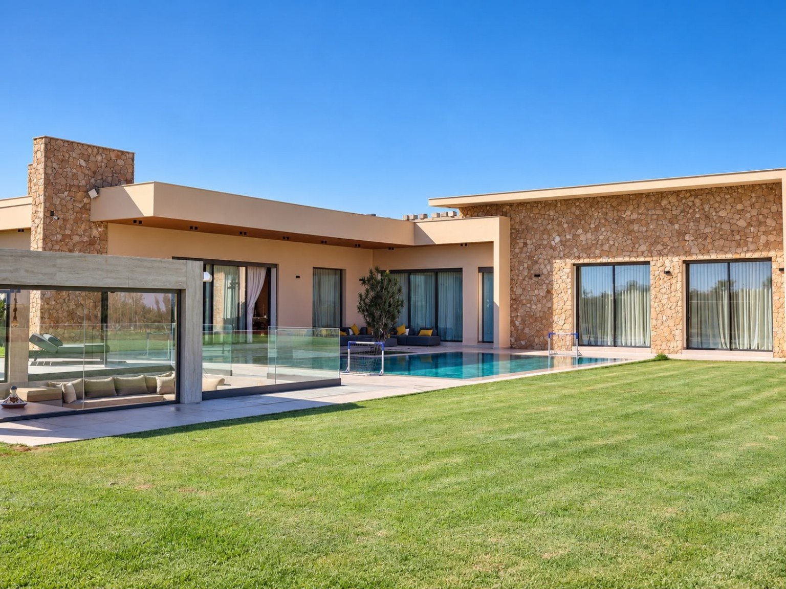 Vue d’ensemble de la villa et de ses espaces extérieurs — Benslimane