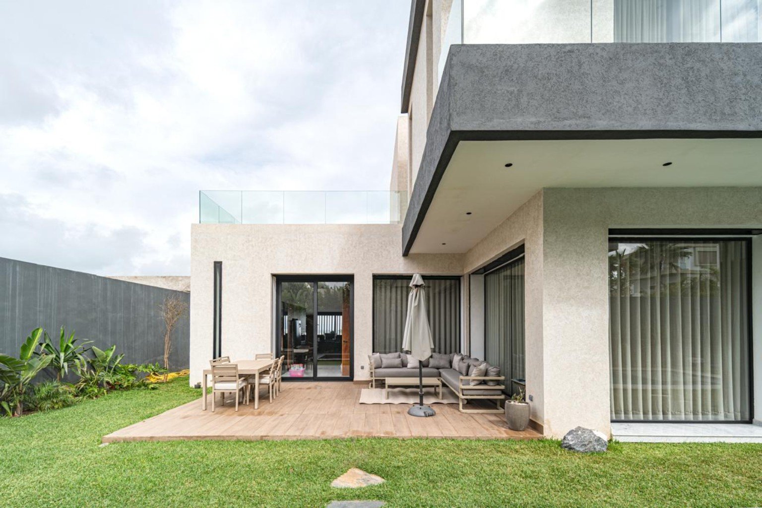 Terrasse et baies vitrées de la Villa Chirine — Dar Bouazza