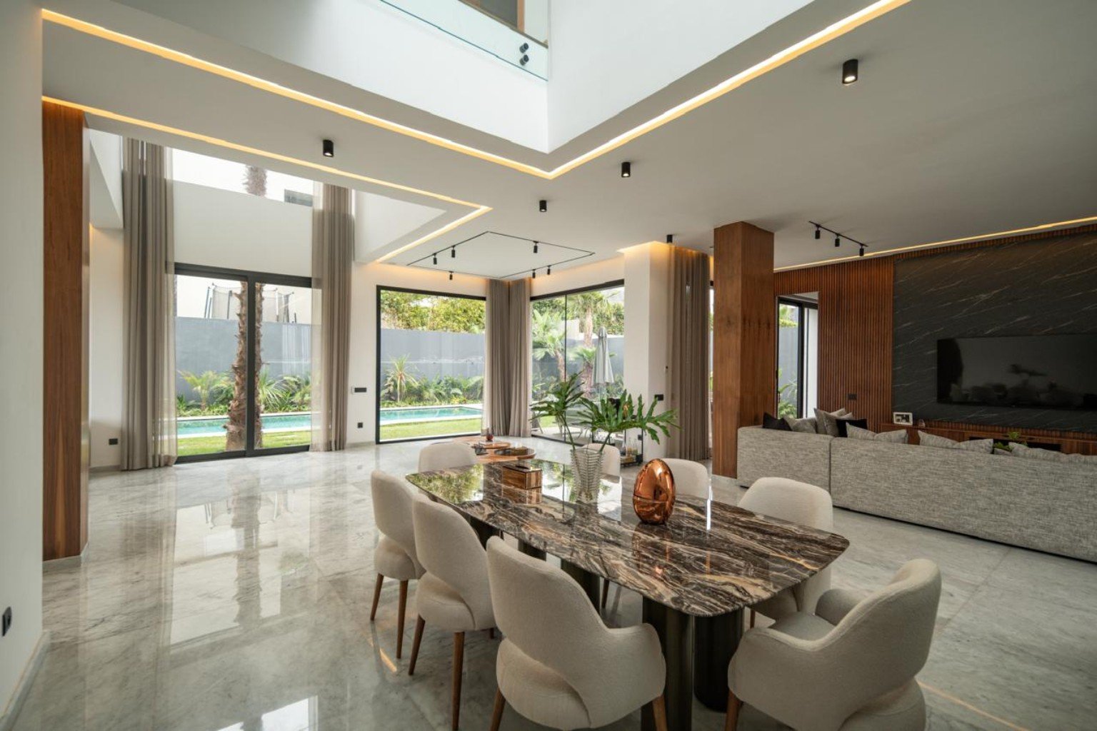 Salle à manger et baies ouvertes visuellement sur le jardin — Dar Bouazza
