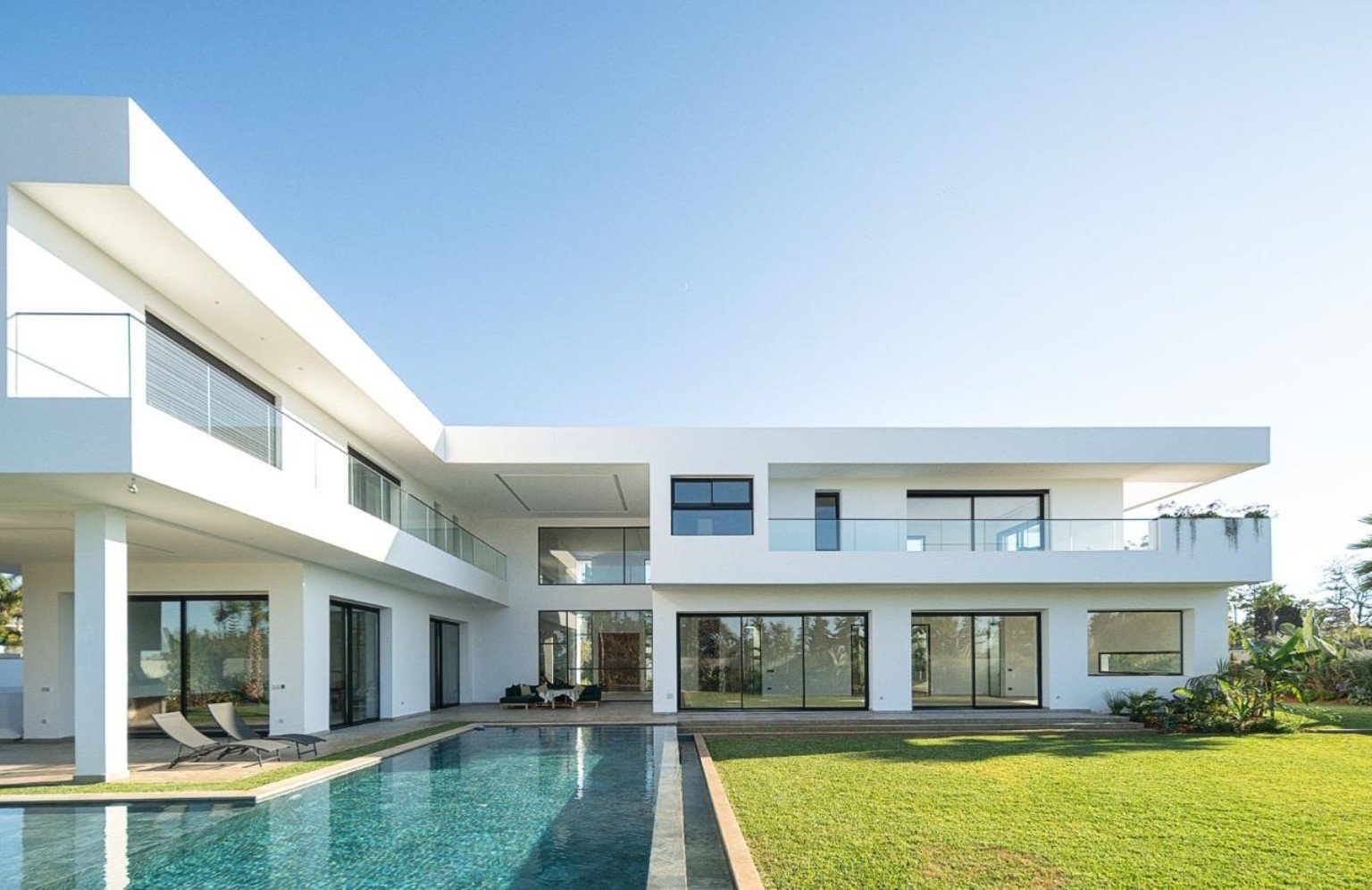 Villa Idrissi : façade, piscine et larges ouvertures vitrées — Rabat