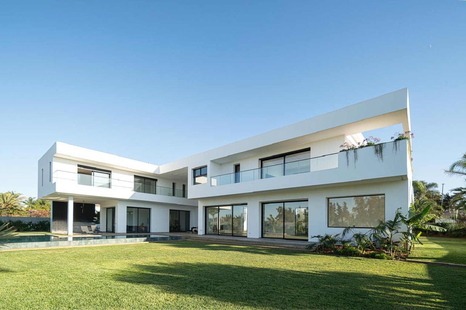 Vue d’ensemble de la villa depuis le jardin — Rabat