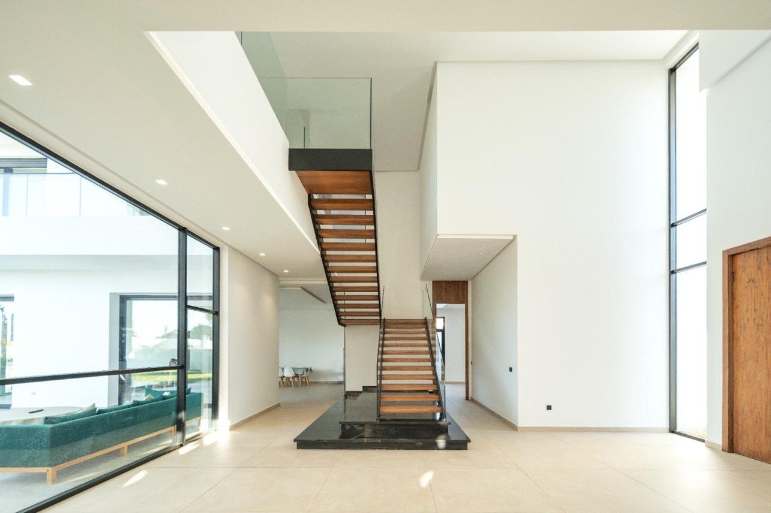 Hall de grande hauteur, vitrages et escalier — Rabat