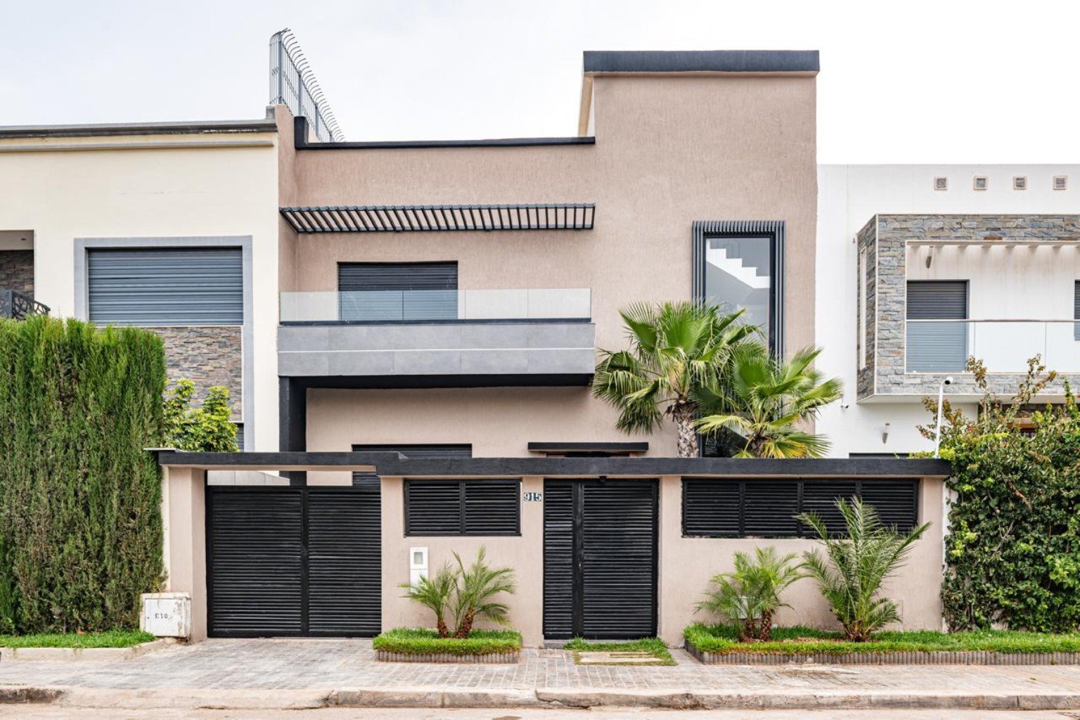 Façade de la Villa Leila, volets et portails — Bouskoura