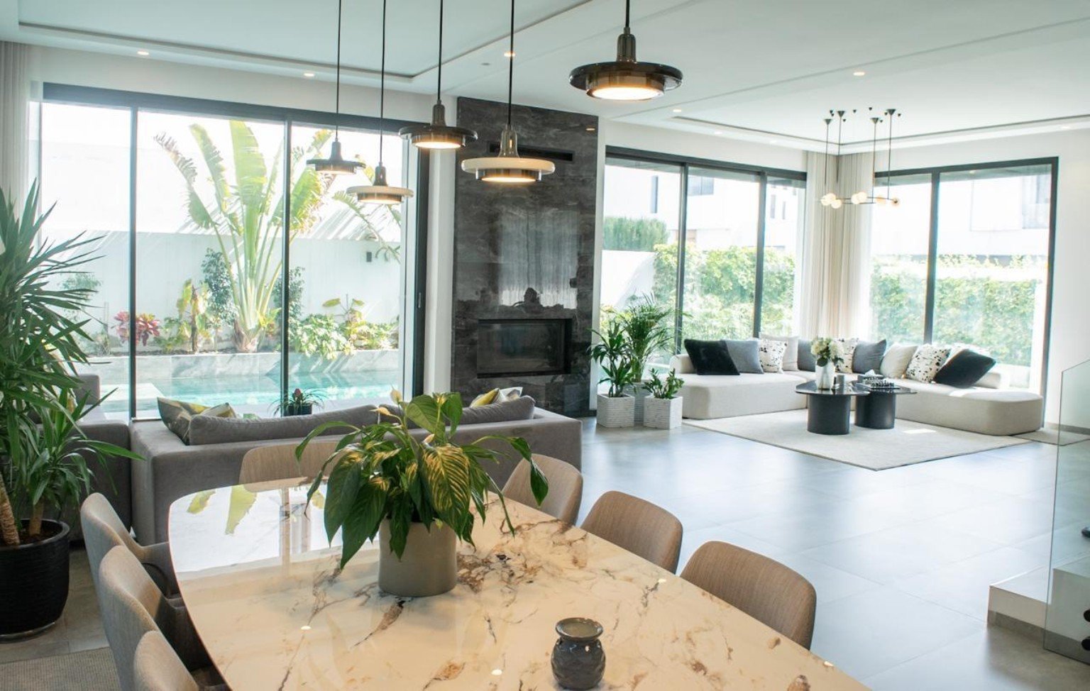 Séjour et salle à manger ouverts sur le jardin — Dar Bouazza